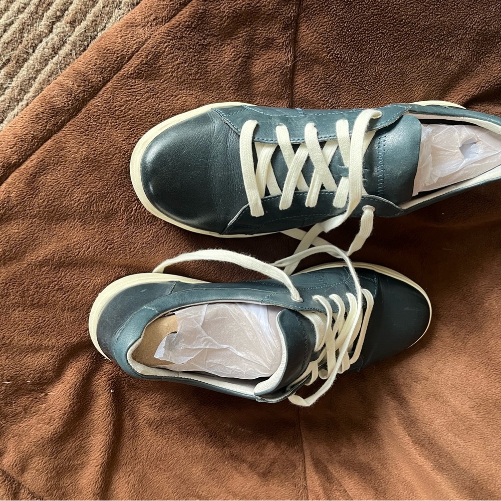 Stylish Blue Sneakers with White Laces
Ocean /Malé